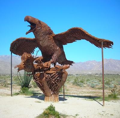 Скульптура орла из металла