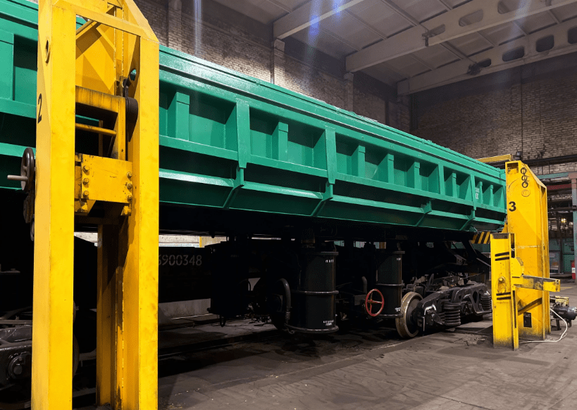 Компания «ОМК Стальной путь» первой в России начала ремонтировать шестиосные вагоны-самосвалы